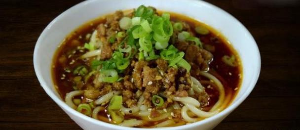 成都美食小吃擔(dān)擔(dān)面，鹵汁酥香，咸鮮微辣
