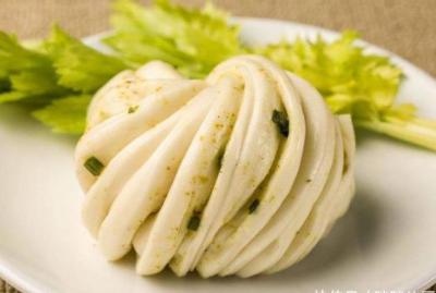 面食如此做才簡單，不發(fā)面、不用煮，比饅頭好吃，比花卷有嚼勁