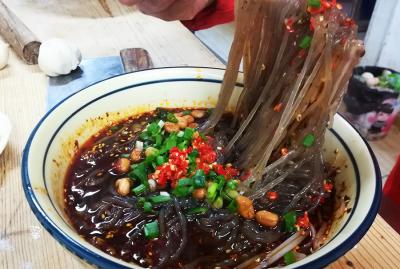 小吃酸辣粉培訓(xùn)哪家好？蜀味緣讓學(xué)員自主創(chuàng)業(yè)自立門(mén)戶