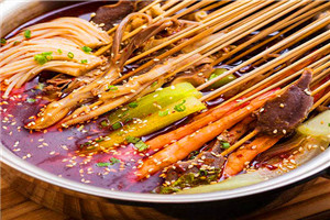 成都串串香底料技術(shù)培訓(xùn)哪里好？熬高湯選材培訓(xùn)