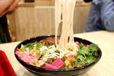 成都哪里可以學(xué)做花溪牛肉粉技術(shù)呢？師傅親自指導(dǎo)