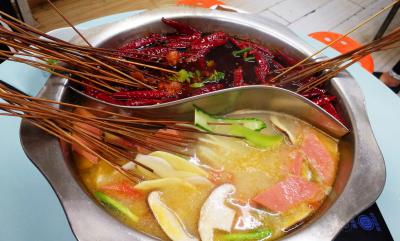 四川餐飲技術(shù)培訓(xùn)學(xué)校，哪里學(xué)習(xí)正宗串串香技術(shù)培訓(xùn)？